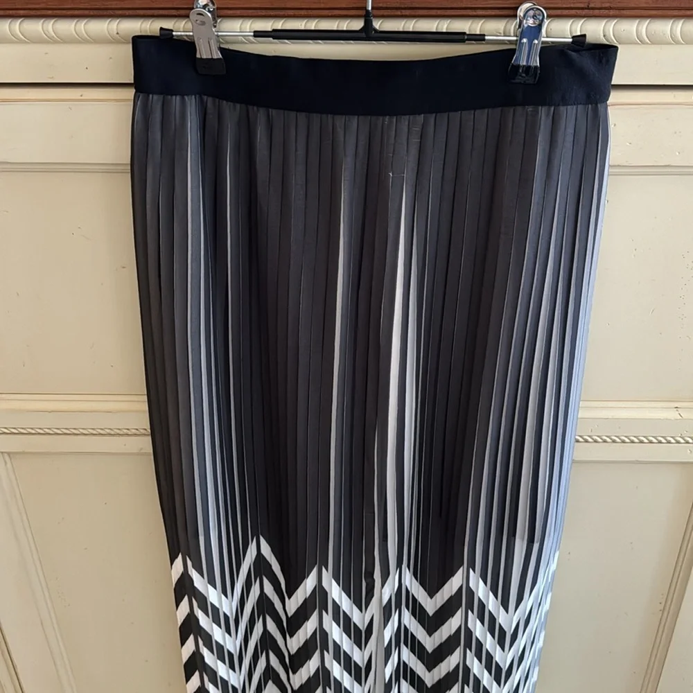 NWT Trouve pleated Zigzag Maxi Skirt - size S black/white - Picture 2 of 10